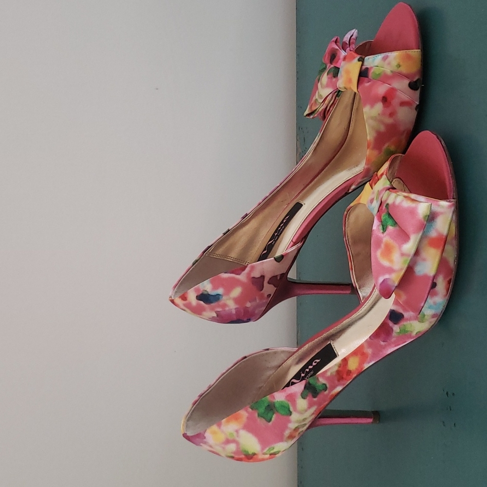 Fabulous Floral.Nina Open toed heels with darling bows.  Size 9.5 like New.